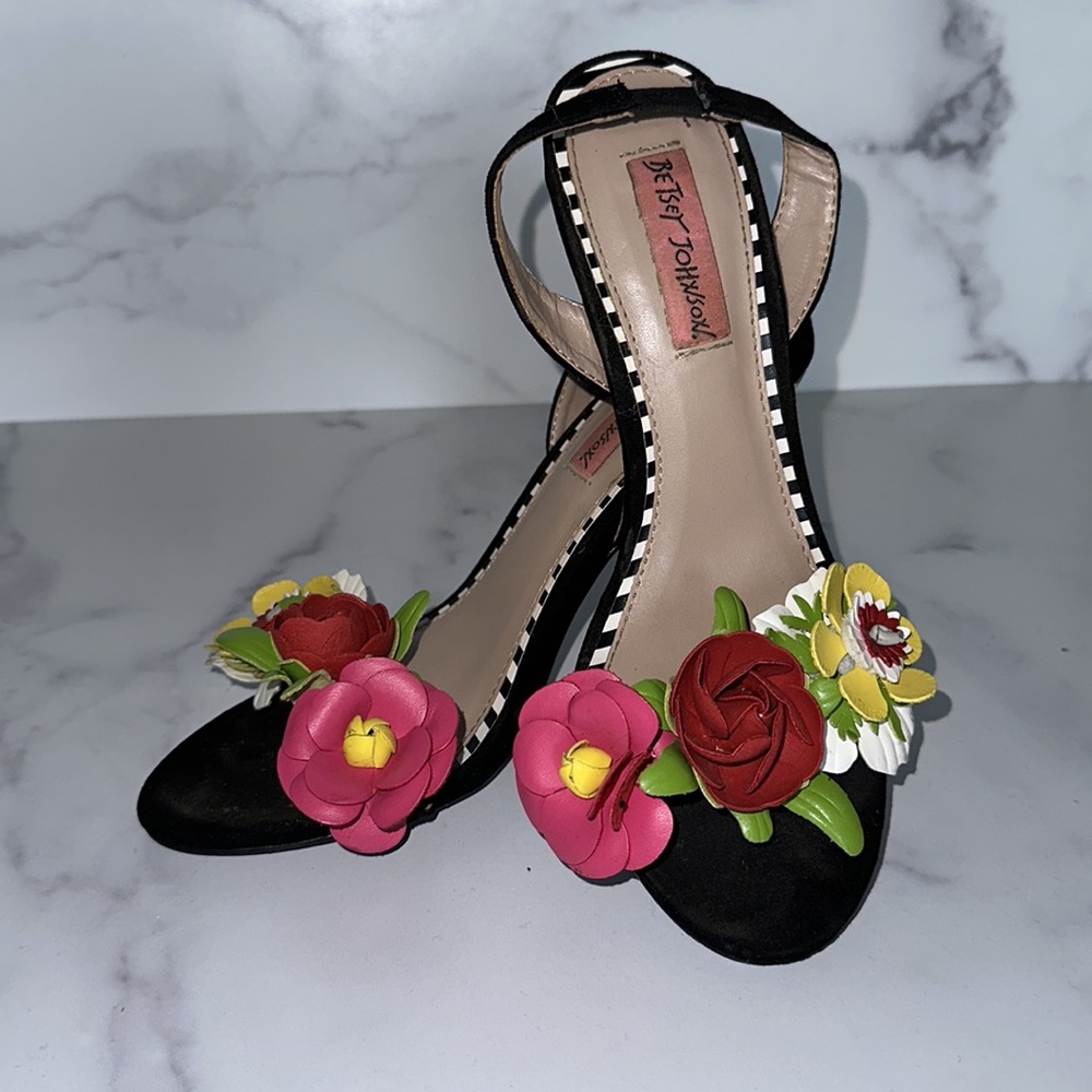 Betsey Johnson Ariah 3D Floral Sandals size 6
